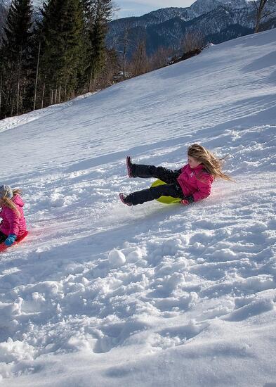 Kaksi lasta liukumassa
