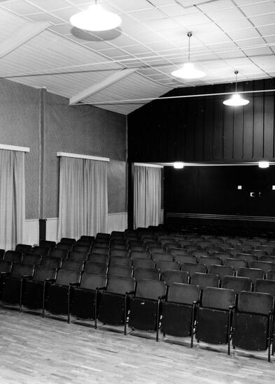 mustavalkoinen valokuva elokuvateatterin katsomosta