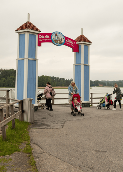 Ihmisiä kulkemassa kohti Muumimaailman porttia.