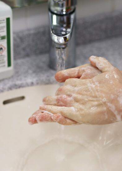 Kädet tulee pestä huolellisesti saippualla.