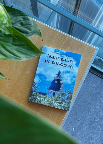 Painettu yritysopas pöydällä.