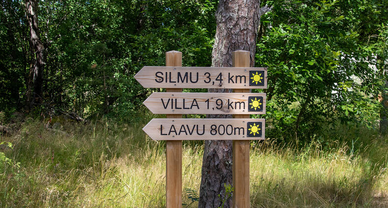 Haijaisissa kyltit osoittavat vasemmalle: Silmu-luontopolku, laavu