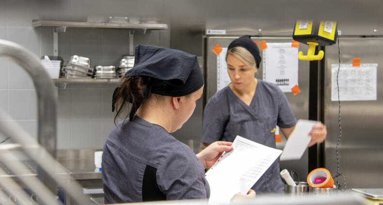 Keittiötyöntekijöitä työssään.