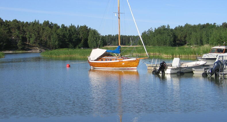 Purjevene venelaiturin päässä aurinkoisena kesäpäivänä.