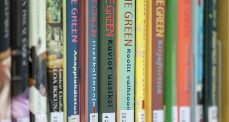 Lastenkirjoja kirjaston hyllyllä.