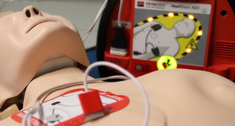 Defibrillaattori auttaa palauttamaan sydämen rytmin.