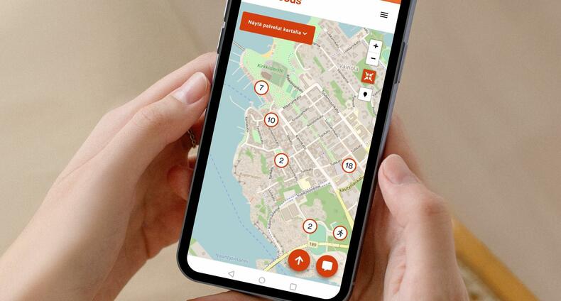 Älypuhelimen näytöllä avoinna Know Your Hoodsin karttapalvelu, jossa naantalilaiset yritykset ovat esillä.