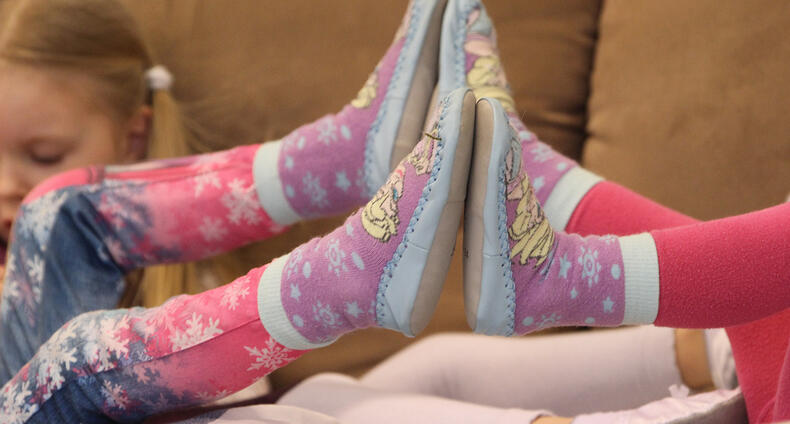 Pienten makaavien lasten jalat ovat vastakkain.