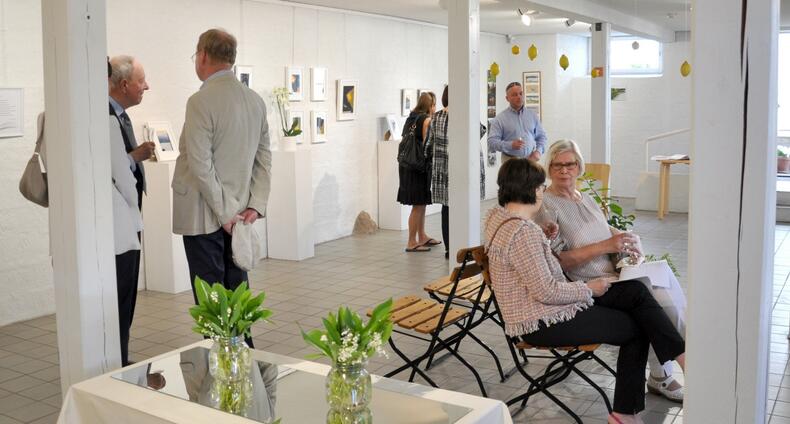 Ihmisiä taidenäyttelyssä