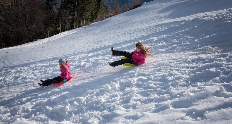 Kaksi lasta liukumassa